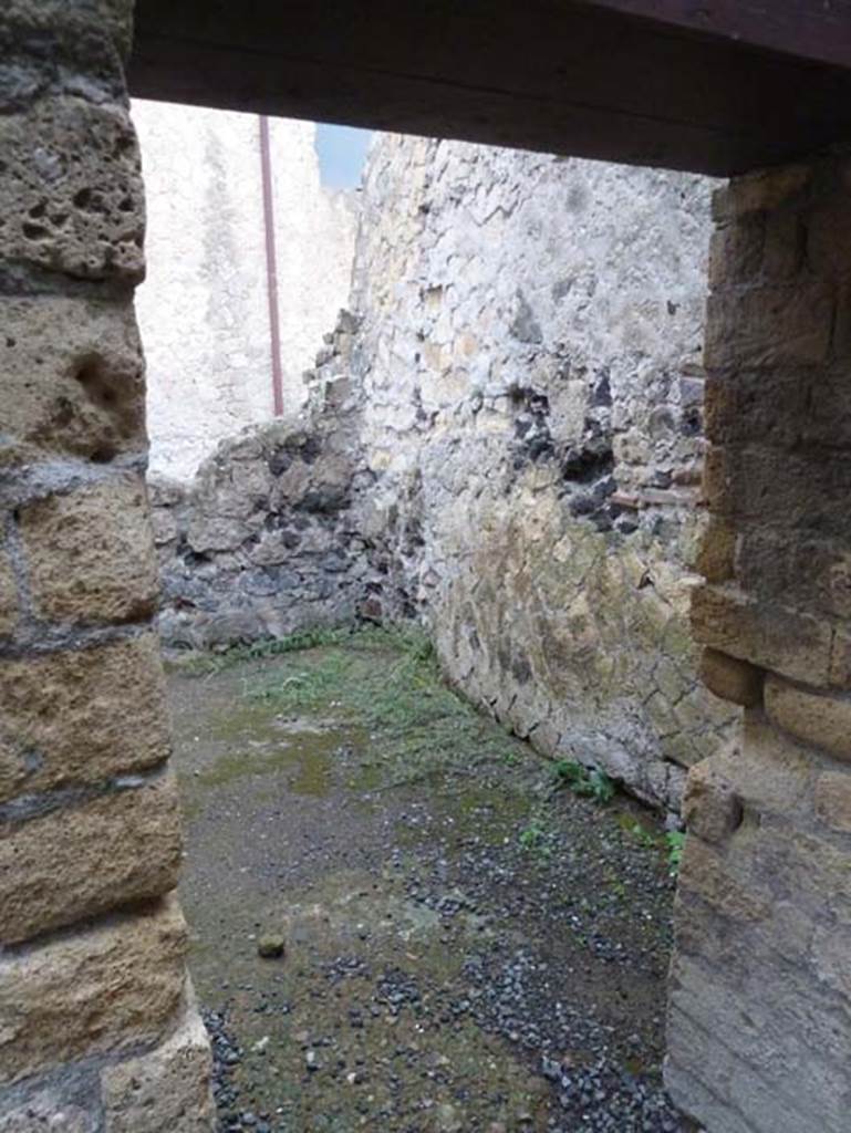 IV.10/11, Herculaneum, September 2015. Doorway to room, a cubiculum, on north side of small corridor, probably part of IV.11.